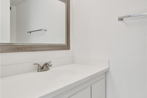 Condo in Hallandale Beach, Florida, 1 bedroom  № 1872575 - photo 14