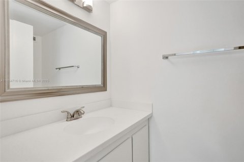 Condo in Hallandale Beach, Florida, 1 bedroom  № 1872575 - photo 13