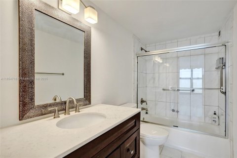 Condo in Hallandale Beach, Florida, 1 bedroom  № 1872575 - photo 28
