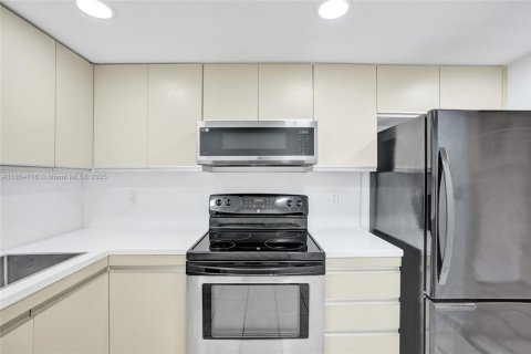 Condo in Hallandale Beach, Florida, 1 bedroom  № 1872575 - photo 10
