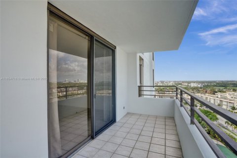 Condo in Hallandale Beach, Florida, 1 bedroom  № 1872575 - photo 15