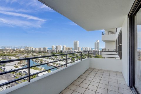Condo in Hallandale Beach, Florida, 1 bedroom  № 1872575 - photo 2