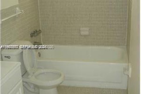 Apartamento en alquiler en Miami, Florida, 2 dormitorios, 122.17 m2 № 2060844 - foto 7