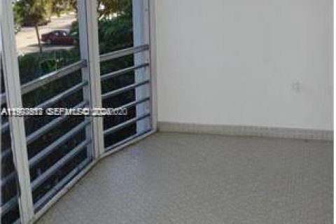 Apartamento en alquiler en Miami, Florida, 2 dormitorios, 122.17 m2 № 2060844 - foto 8