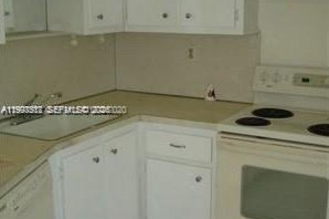 Apartamento en alquiler en Miami, Florida, 2 dormitorios, 122.17 m2 № 2060844 - foto 3