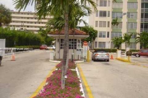Apartamento en alquiler en Miami, Florida, 2 dormitorios, 122.17 m2 № 2060844 - foto 9