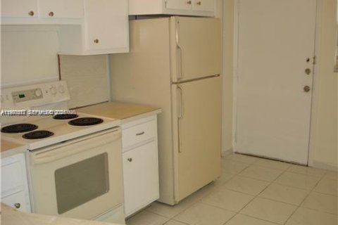 Apartamento en alquiler en Miami, Florida, 2 dormitorios, 122.17 m2 № 2060844 - foto 2