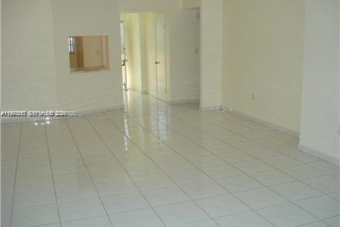 Apartamento en alquiler en Miami, Florida, 2 dormitorios, 122.17 m2 № 2060844 - foto 4