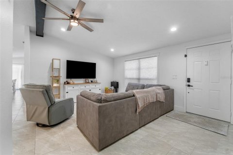 House in Tampa, Florida 3 bedrooms, 119.29 sq.m. № 1781007 - photo 18
