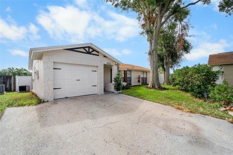 House in Tampa, Florida 3 bedrooms, 119.29 sq.m. № 1781007 - photo 3