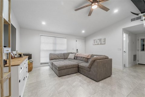 House in Tampa, Florida 3 bedrooms, 119.29 sq.m. № 1781007 - photo 17