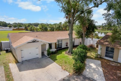 House in Tampa, Florida 3 bedrooms, 119.29 sq.m. № 1781007 - photo 1