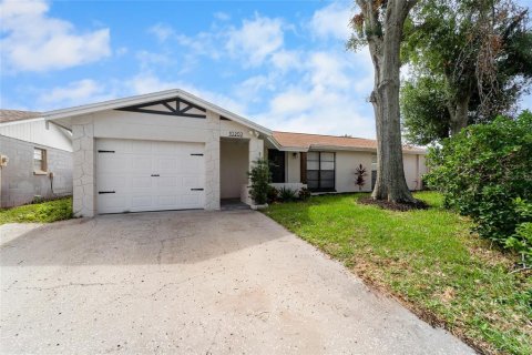 House in Tampa, Florida 3 bedrooms, 119.29 sq.m. № 1781007 - photo 2