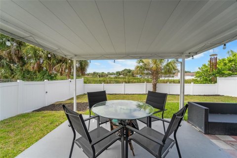 House in Tampa, Florida 3 bedrooms, 119.29 sq.m. № 1781007 - photo 4