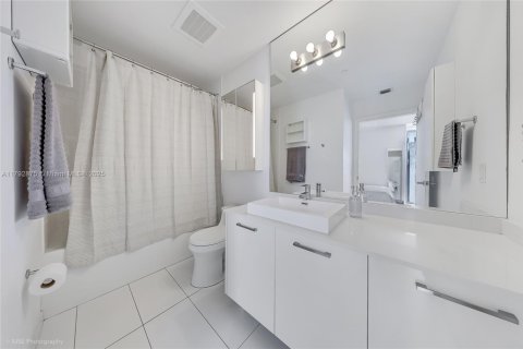 Condo in Miami, Florida, 1 bedroom  № 1699887 - photo 8