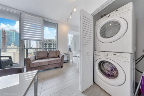 Condo in Miami, Florida, 1 bedroom  № 1699887 - photo 3