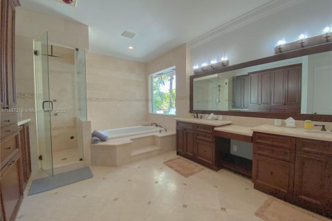 House in Miami, Florida 4 bedrooms, 389.35 sq.m. № 1932872 - photo 17