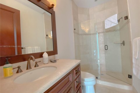House in Miami, Florida 4 bedrooms, 389.35 sq.m. № 1932872 - photo 14