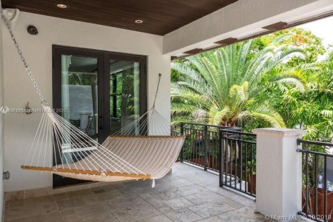 House in Miami, Florida 4 bedrooms, 389.35 sq.m. № 1932872 - photo 20