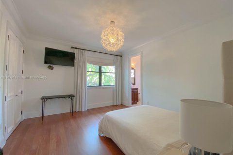 House in Miami, Florida 4 bedrooms, 389.35 sq.m. № 1932872 - photo 16