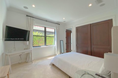 House in Miami, Florida 4 bedrooms, 389.35 sq.m. № 1932872 - photo 13