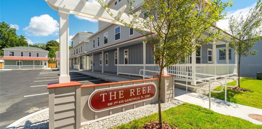 Apartment in Gainesville, Florida 5 bedrooms, 302.49 sq.m. № 2231342