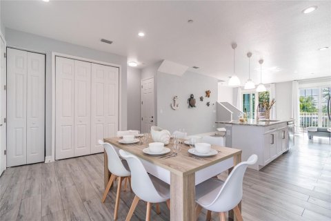 Townhouse in Indian Rocks Beach, Florida 3 bedrooms, 155.33 sq.m. № 1822661 - photo 9