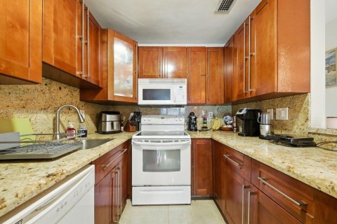House in Miami, Florida 3 bedrooms, 138.24 sq.m. № 1920634 - photo 9