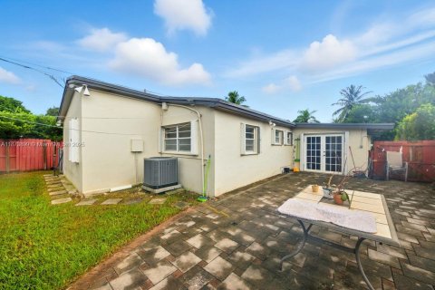 House in Miami, Florida 3 bedrooms, 138.24 sq.m. № 1920634 - photo 23