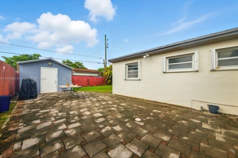 House in Miami, Florida 3 bedrooms, 138.24 sq.m. № 1920634 - photo 21