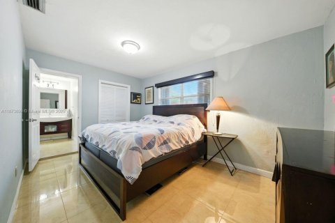 House in Miami, Florida 3 bedrooms, 138.24 sq.m. № 1920634 - photo 15