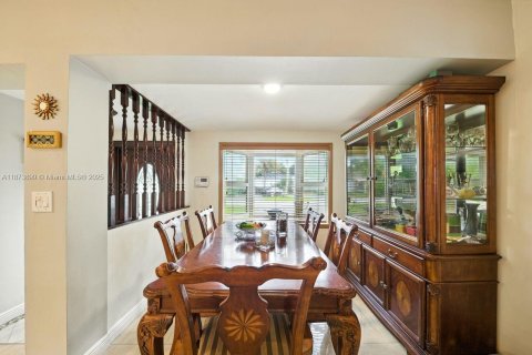 House in Miami, Florida 3 bedrooms, 138.24 sq.m. № 1920634 - photo 12