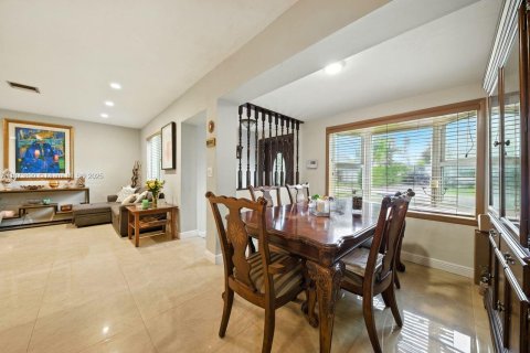 House in Miami, Florida 3 bedrooms, 138.24 sq.m. № 1920634 - photo 11