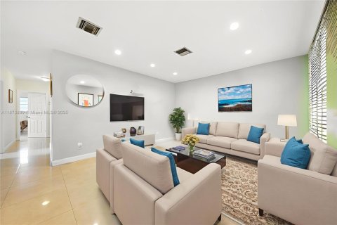 House in Miami, Florida 3 bedrooms, 138.24 sq.m. № 1920634 - photo 2