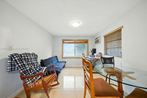 House in Miami, Florida 3 bedrooms, 138.24 sq.m. № 1920634 - photo 10