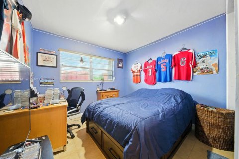 House in Miami, Florida 3 bedrooms, 138.24 sq.m. № 1920634 - photo 14