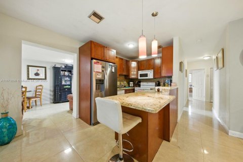 House in Miami, Florida 3 bedrooms, 138.24 sq.m. № 1920634 - photo 4