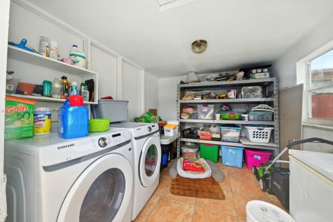 House in Miami, Florida 3 bedrooms, 138.24 sq.m. № 1920634 - photo 20