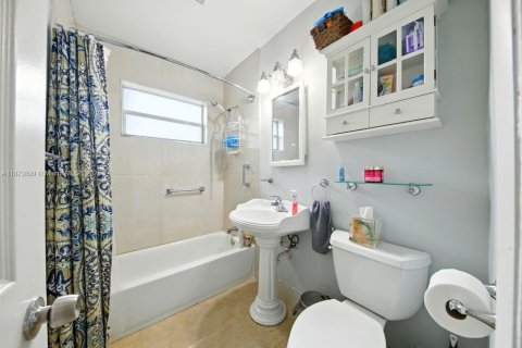 House in Miami, Florida 3 bedrooms, 138.24 sq.m. № 1920634 - photo 17