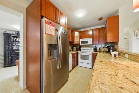 House in Miami, Florida 3 bedrooms, 138.24 sq.m. № 1920634 - photo 8