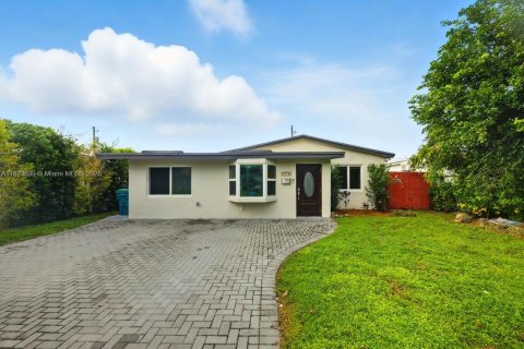 House in Miami, Florida 3 bedrooms, 138.24 sq.m. № 1920634 - photo 1