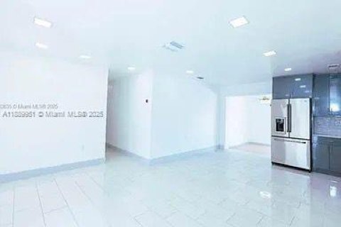 House in Miami, Florida 3 bedrooms № 2012623 - photo 11