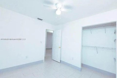 House in Miami, Florida 3 bedrooms № 2012623 - photo 15