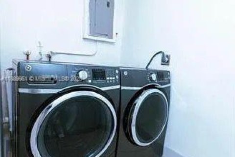 House in Miami, Florida 3 bedrooms № 2012623 - photo 16