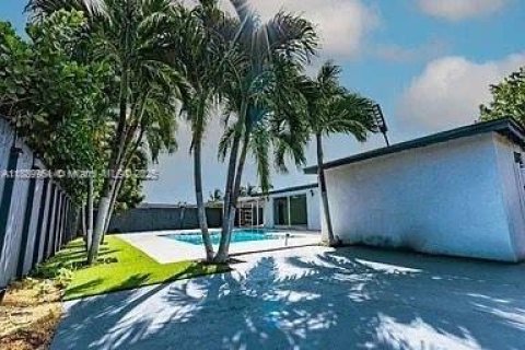 House in Miami, Florida 3 bedrooms № 2012623