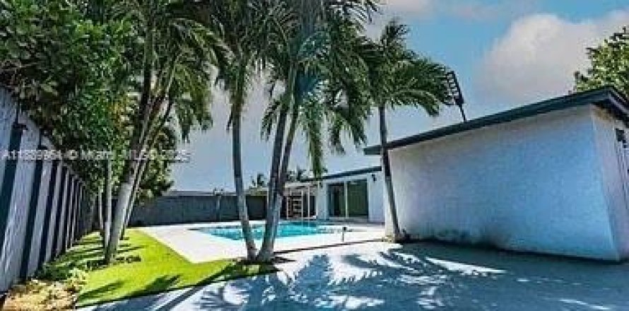 House in Miami, Florida 3 bedrooms № 2012623