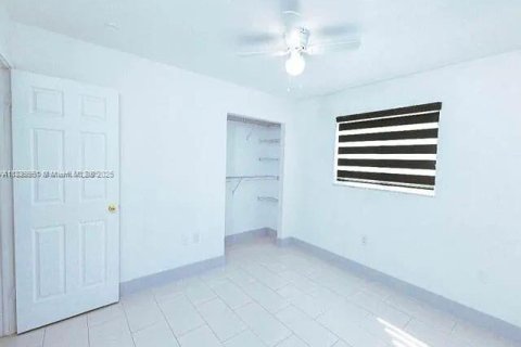 House in Miami, Florida 3 bedrooms № 2012623 - photo 17