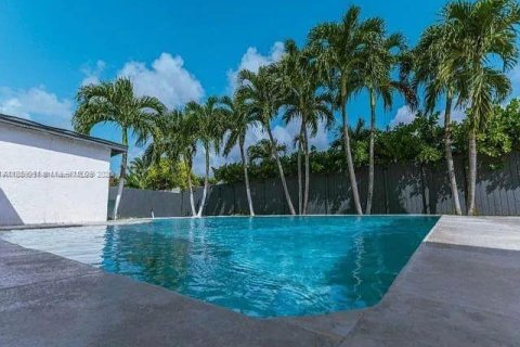 House in Miami, Florida 3 bedrooms № 2012623 - photo 8