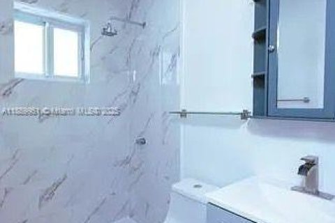 House in Miami, Florida 3 bedrooms № 2012623 - photo 9