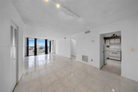 Condominio en venta en North Bay Village, Florida, 1 dormitorio, 87.33 m2 № 1968576 - foto 4